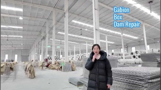 Армия использует габионную коробку для производства барьеров Hesco для восстановления плотины, сильную подпорную стену